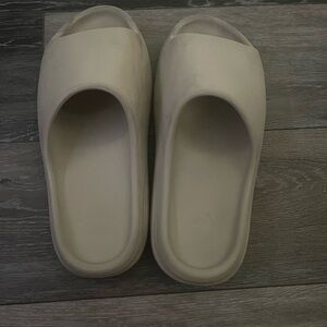 Beige yeezy slides